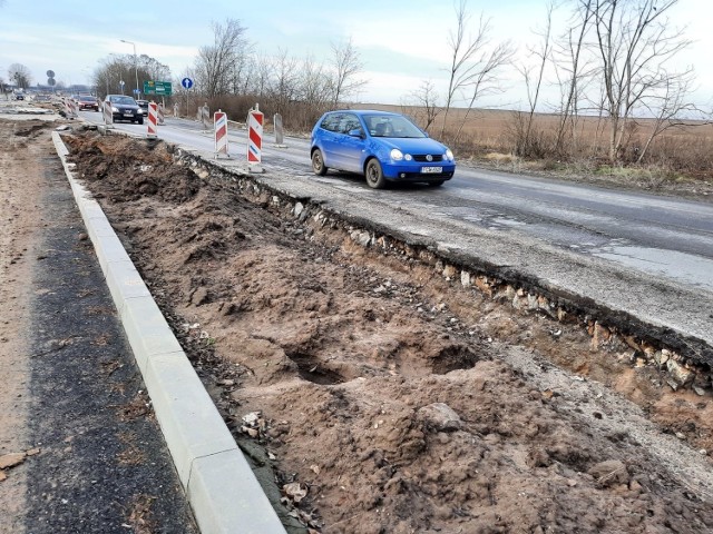 Aktualnie na sporym odcinku ul. Myśliborskiej kierowcy jeżdżą po starej nitce.