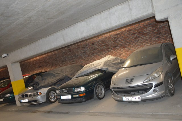 Cwaniacy zrobili sobie garaż z parkingu podziemnego pod ul. Piastowską w Nysie.