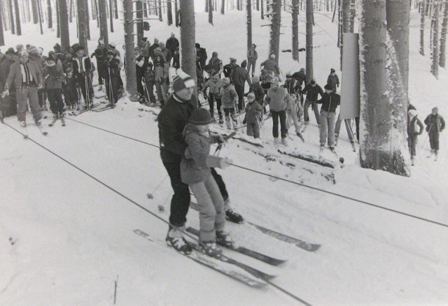Stok narciarski z wyciągiem. Prosty silnik i liny. Zdjęcie z 1985 roku, gdy Górka Narciarza zimą była popularnym miejscem, w którym słupszczanie jeździli na nartach. Czas pokaże, czy to się powtórzy.
