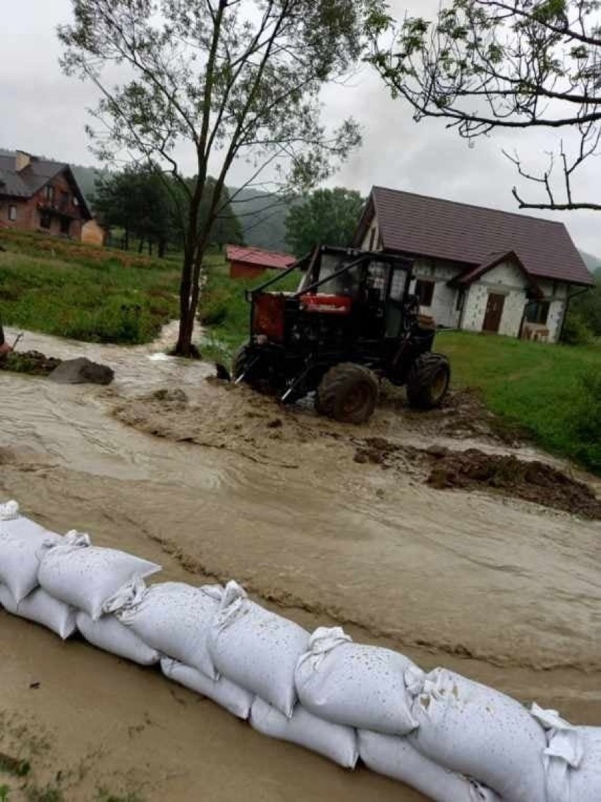 Woda z zatkanych przepustów zalewa domy w Hańczowej. Na pomoc pojechali strażacy [ZDJĘCIA, VIDEO]