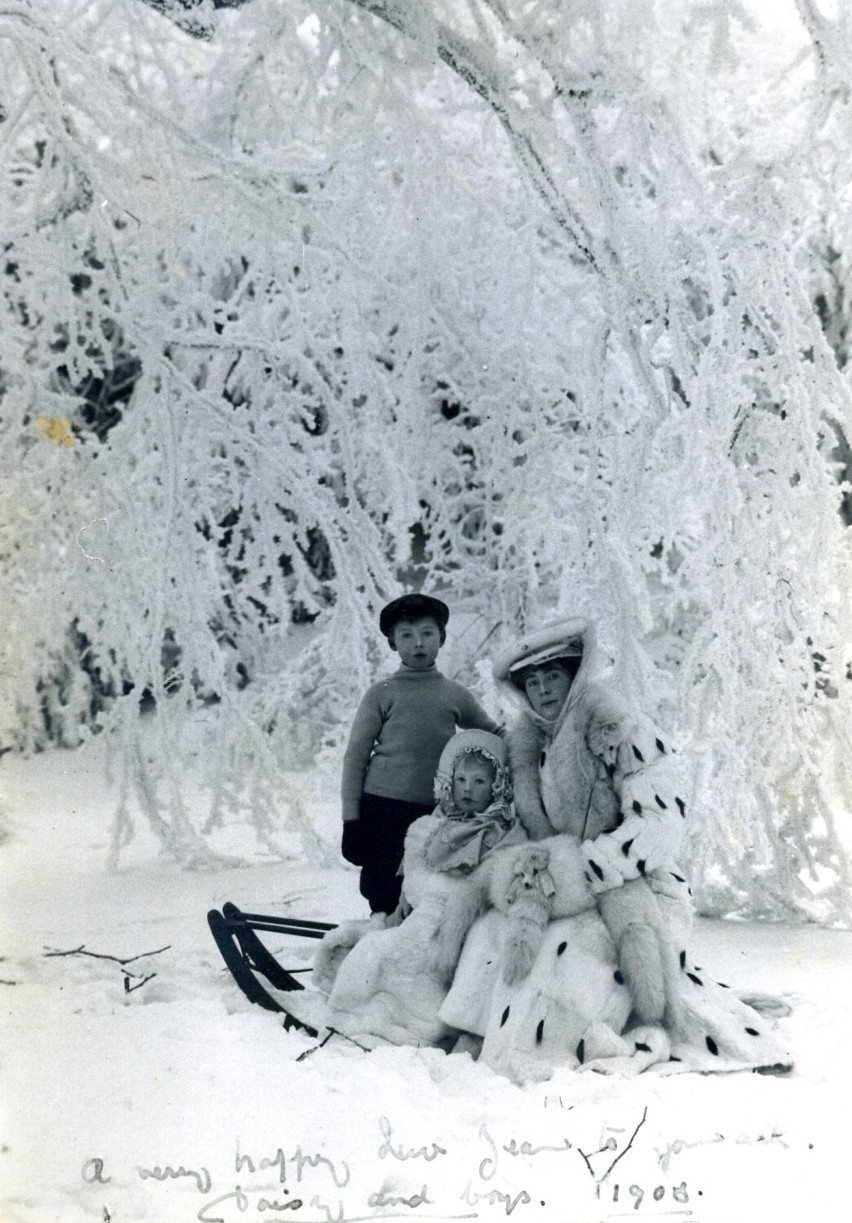 Księżna Daisy z synami Hanselem i Lexelem, zimą 1908 roku na...