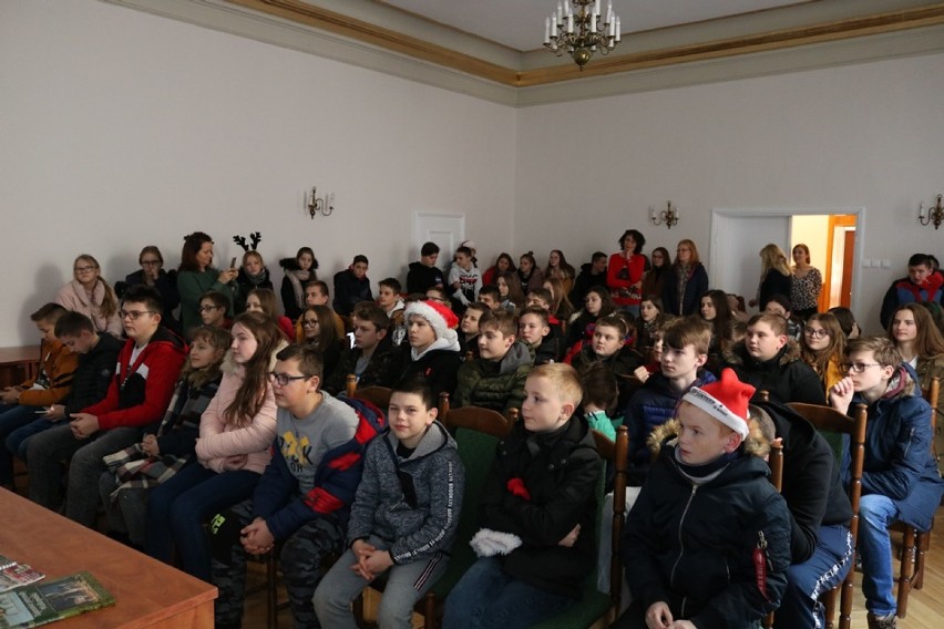 Uczniowie z Godzieszy Wielkich odwiedzili kaliskie starostwo powiatowe ZDJĘCIA
