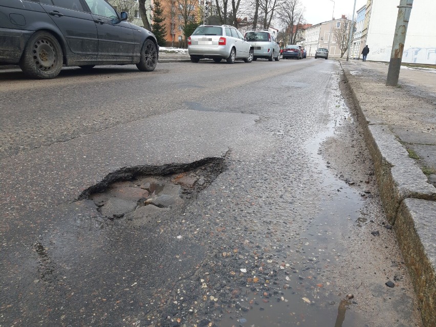 Jedna z dziur na starej ulicy Koszalińskiej w Szczecinku,...