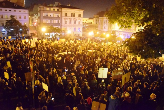 Strajk Kobiet w Bielsku-Białej w środę 28października, według szacunków organizatorów, mógł zgromadzić ok. 9 tys. osób