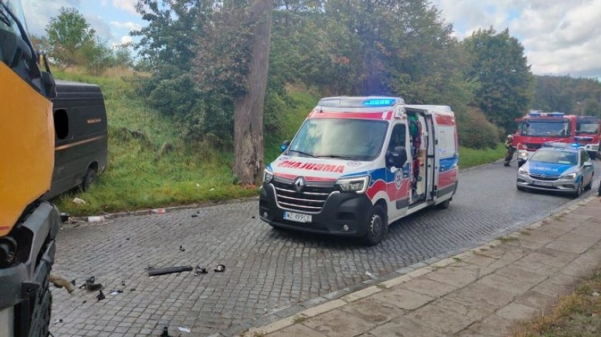 Groźny wypadek w Dzierzgoniu. Kierowca auta dostawczego wjechał w ciężarówkę. Przyleciał śmigłowiec LPR