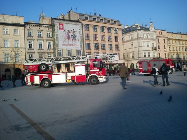 Trzy z impetem wjeżdżające strażackie samochody i wybiegający z ...