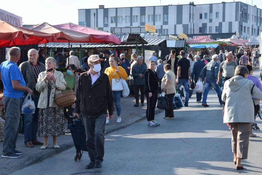 Tradycyjny targ w Końskich przyciągnął sporo ludzi. Na...