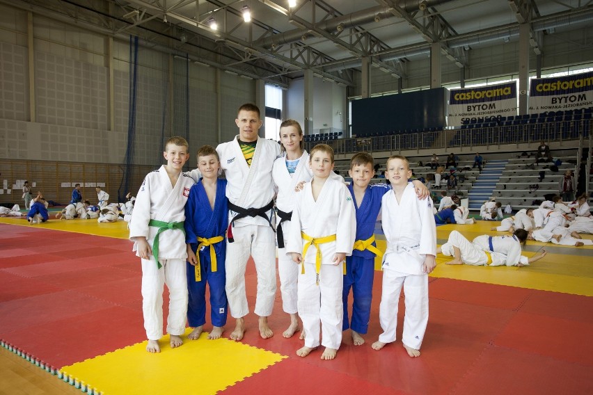 Młodzi judocy walczyli na matach. Uczył ich Marcin Held