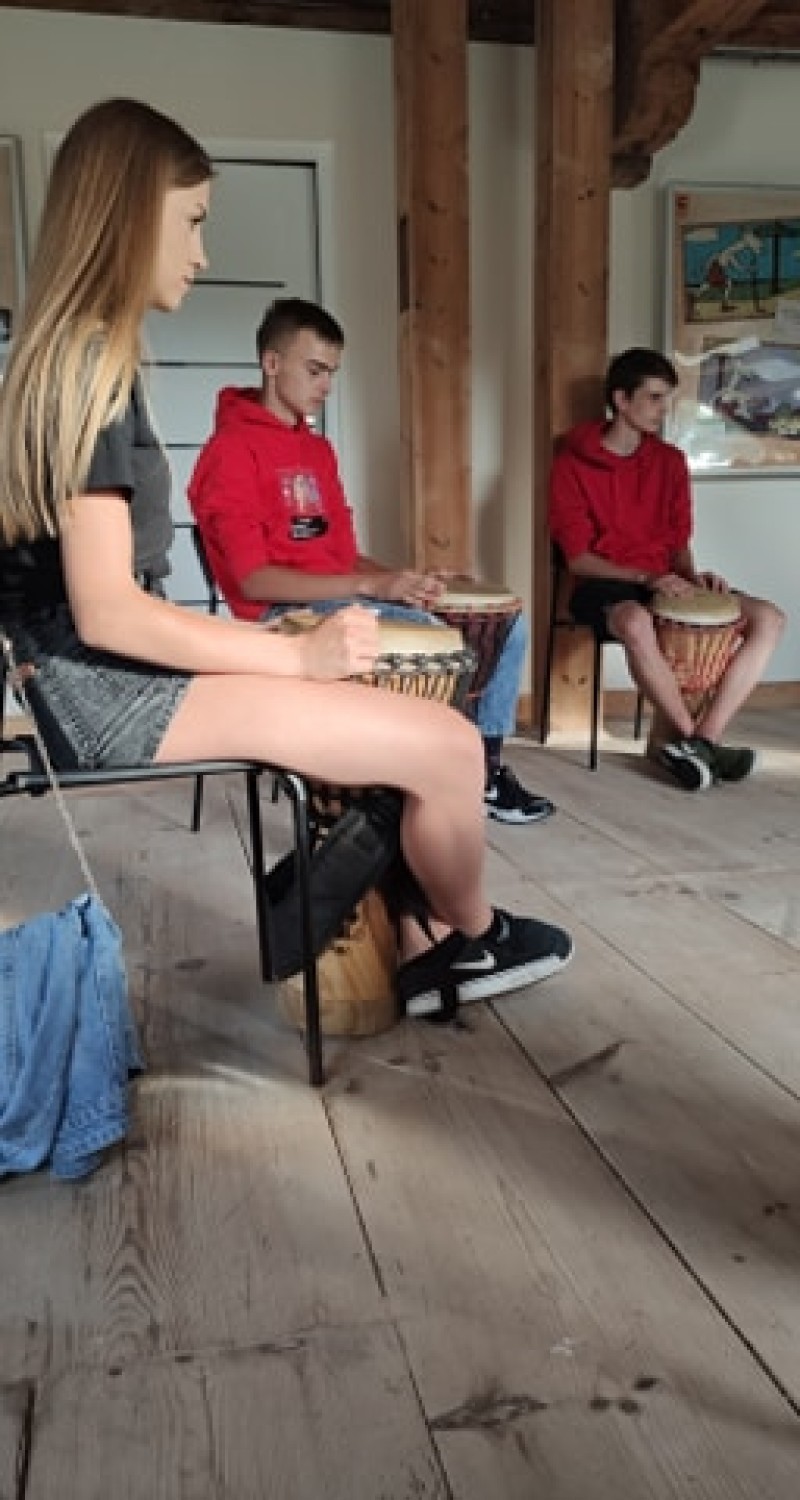 Warsztaty bębniarskie w Niebieskim Młynie w Kraśniku. Uczestnicy uczą się m.in. techniki gry na djembe. Zdjęcia