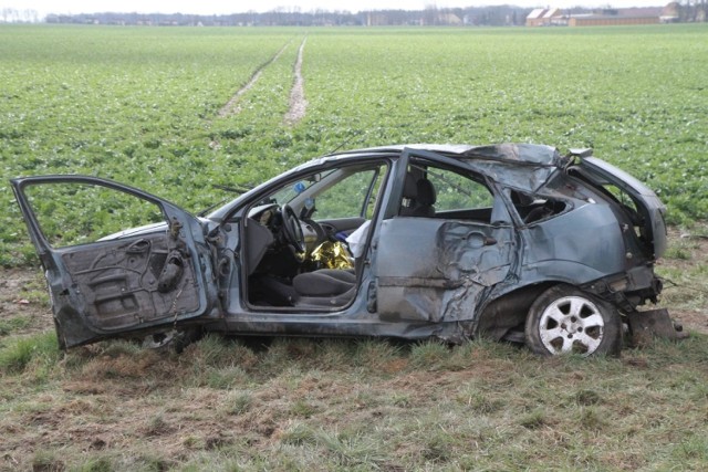 Śmiertelny wypadek na drodze Środa Śląska - Wrocław. Ford focus wyleciał z drogi, dachował i uderzył w drzewo. Podczas dachowania kierowca wyleciał z samochodu przez boczną szybę, a jedna z pasażerek zginęła