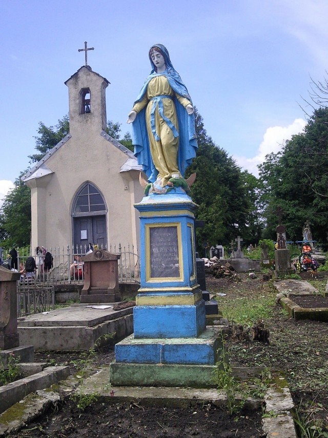 Jedynym rzymskokatolickim kościołem w Tłumaczu jest cmentarna kapliczka. Katolicy mogą się oczywiście modlić w greckokatolickiej cerkwi.