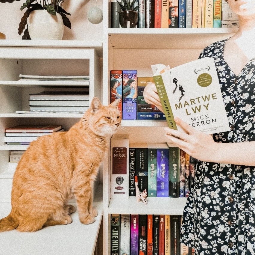 Szczecińska recenzentka i instagramerka poleca książki na jesień i czaruje zdjęciami. Poznaj jej bookstagram