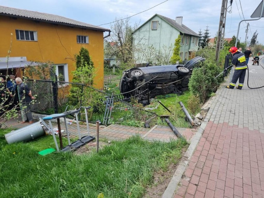 Wypadek w Radziejowie. Kierujący BMW potrącił 11-latka na chodniku, samochód wpadł do ogrodu [zdjęcia]