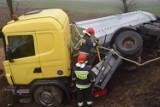 Ciężarówka spadła ze skarpy na DK11 koło Szczecinka [zdjęcia]