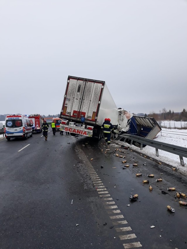 Wypadek na S7 [8.01.2019] na wysokości wsi Janowo. Kierowca ciężarowej scanii najechał na tył stojącej na poboczu ciężarówki daf