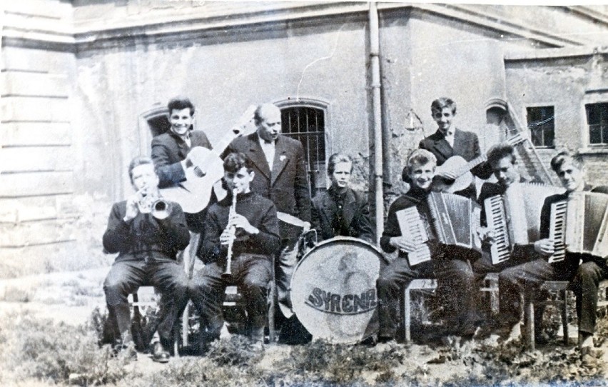 Zdjęcie zrobione w 1958 roku za starą szkołą Technikum...