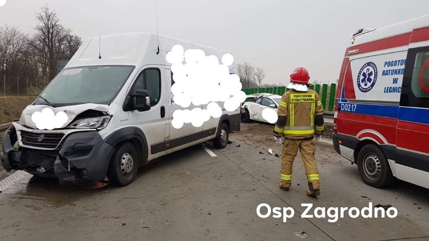 Poważny wypadek na A4. Kierowca zakleszczony w osobówce [ZDJĘCIA]