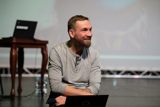 Przemysław Kossakowski na spotkaniu Klubu Podróżnika w Bełchatowie