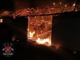 Pożar w Kwaczale. Spłonął budynek gospodarczy przy ulicy Jagodowej [ZDJĘCIA]