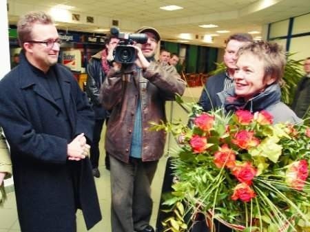 12 róż wręczył Laurie Anderson wczoraj na lotnisku Wojciech Kościelniak, dyrektor PPA.   fot. wojtek wilczy&amp;ntilde;ski