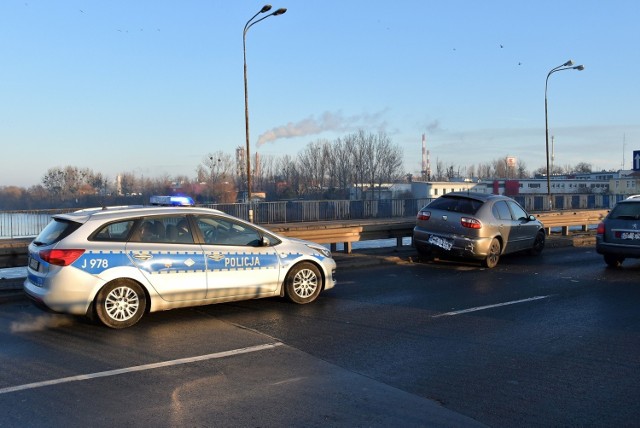 28-letni kierowca opla nie zachował ostrożności i najechał na tył seata. Auto prowadził 23-letni mężczyzna.

Okazało się, że 28-latek był pod wpływem alkoholu. W wydychanym powietrzu miał około pół promila alkoholu.

Do zdarzenia doszło we wtorek około godz. 8 na moście nad Odrą w ciągu ul. Nysy Łużyckiej, na przeprawie w kierunku pl. Konstytucji 3 Maja. Spowodowało to utrudnienia i korki na Zaodrzu.

Policjanci zatrzymali prawo jazda 28-latka. Sporządzili też dokumentację procesową.

Kierowanie samochodem znajdując się pod wpływem alkoholu zagrożone jest zakazem prowadzenia pojazdów, wysoką grzywną oraz karą ograniczenia bądź pozbawienia wolności do 2 lat.