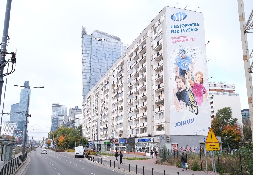 Ekologiczny mural w Warszawie z funkcją oczyszczania powietrza. Pochłania tyle smogu co 350 drzew