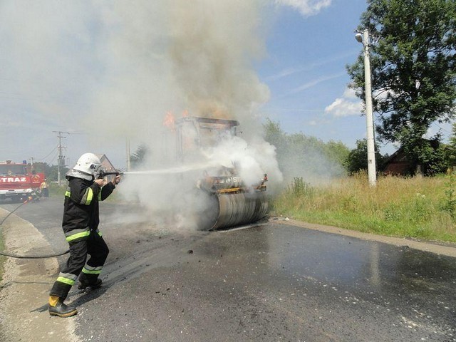 Pożar walca drogowego: straty 20 tys. zł, przyczyna nieustalona [ZDJĘCIA]