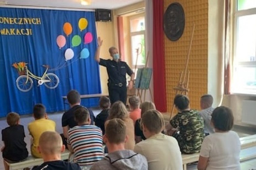 Lekcja bezpiecznych zachowań w lęborskich szkołach. W rolę nauczycieli wcielili się policjanci