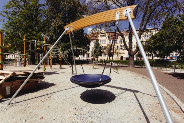 Plac zabaw w Parku Kochanowskiego to ulubione miejsce zabaw nie tylko dzieci bydgoskiego Śródmieścia.