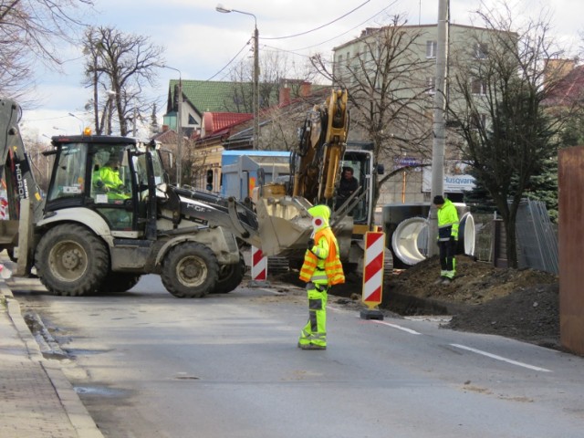 Przy okazji naprawy nawierzchni można było w końcu dostać się do zakopanych tu  pod drogą rur sieci wodociągowo - kanalizacyjnej. Podobno niektóre z nich nie były wymieniane od lat 50. ub. wieku.