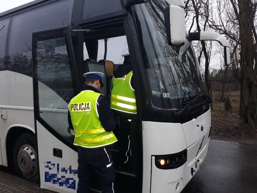 Policyjne kontrole w powiecie aleksandrowskim autokarów przewożących dzieci na zimowy wypoczynek