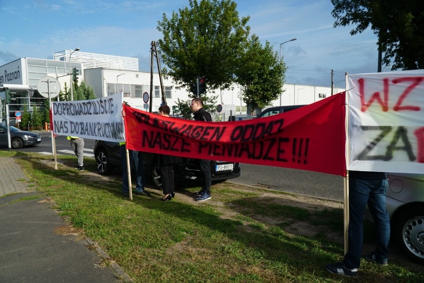 Przed siedzibą Volkswagen Poznań w poniedziałek odbywa się...