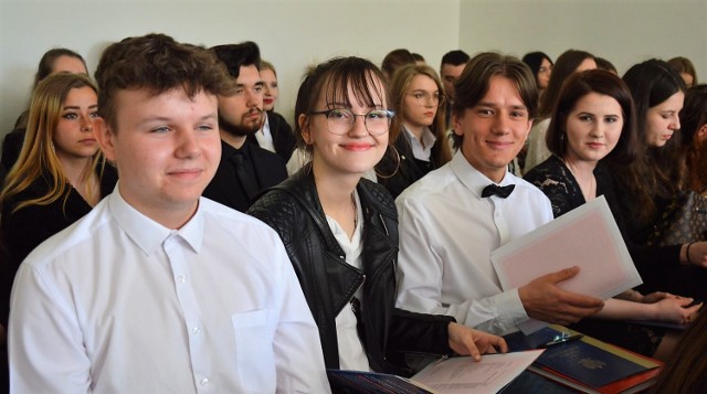 Absolwenci Zespołu Szkół w Zduńskiej Woli Karsznicach żegnali szkołę