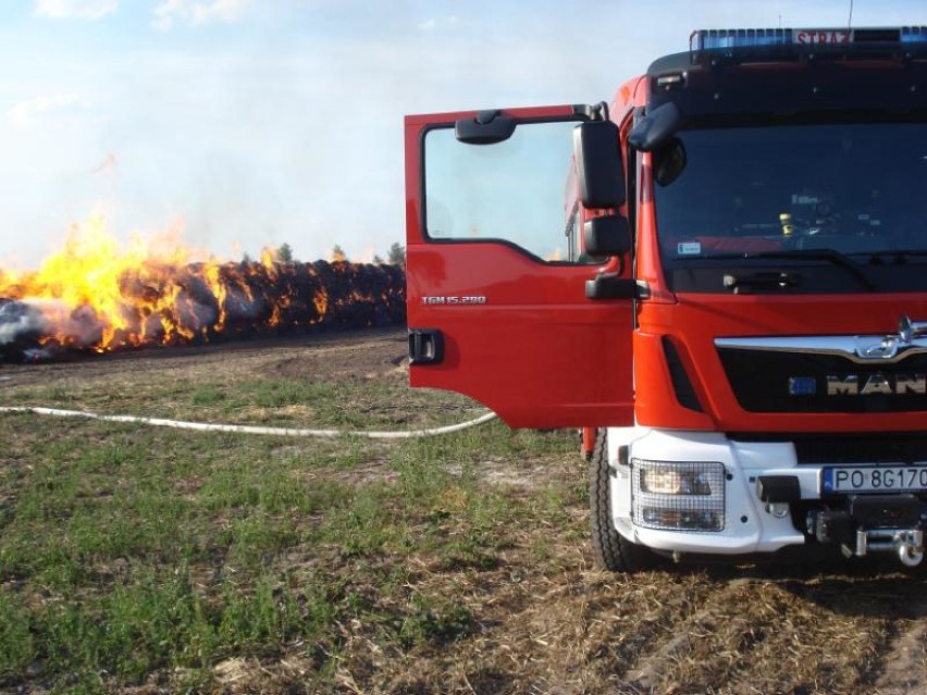Pożar w Stróżewicach: Paliła się olbrzymia sterta balotów...