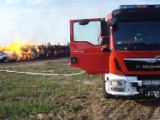 Pożar w Stróżewicach: Paliła się olbrzymia sterta balotów słomy