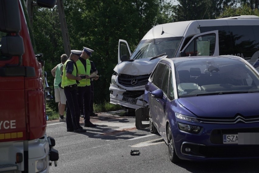 Zablokowana DK 73 w Kołaczycach po wypadku. Rannych jest osiem osób