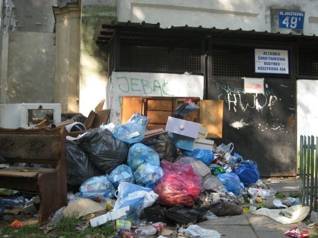 Dzikie wysypisko śmieci w samym środku Śródmieścia. Kto jest odpowiedzialny za jego uprzatnięcie?