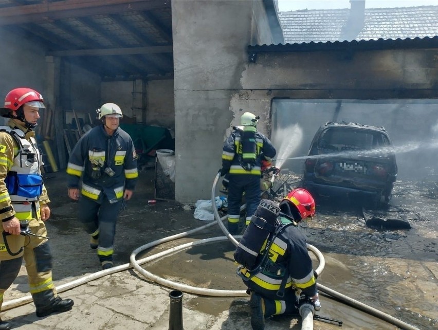 Mechnica. Groźny pożar w gospodarstwie. Poparzony 17-latek,...