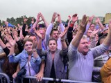 Święto Miodu w Gomunicach. Na scenie Stachursky oraz Piękni i Młodzi z Magdą Narożną. Na stadionie tłumy. ZDJĘCIA, FILM