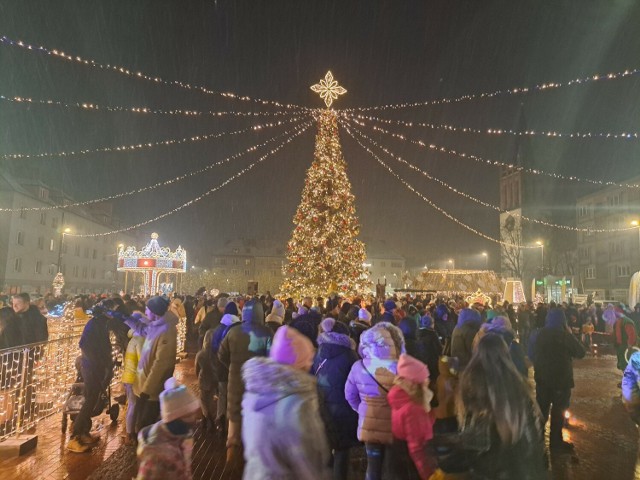 Choinka zalśniła światełkami na Rynku w Bytomiu. Wielkie odpalenie świątecznych iluminacji na Bytomskim Jarmarku Świątecznym