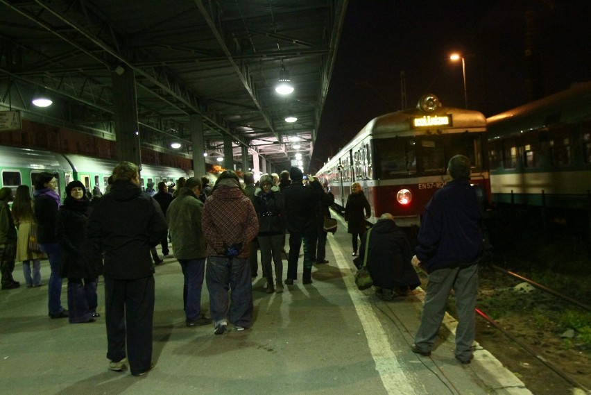 Dworzec Łódź Fabryczna oficjalnie zamknięty. Odjechał ostatni pociąg [ZDJĘCIA + FILM]