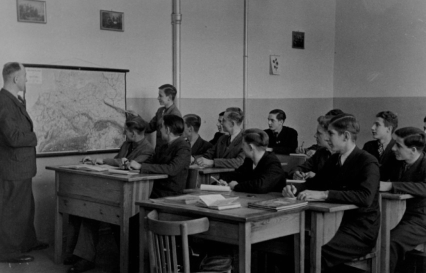 Uczniowie podczas lekcji geografii gospodarczej, 1940 -...