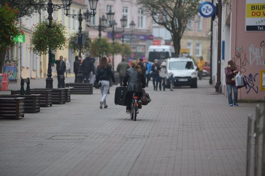 Jeździcie rowerem po deptaku? Staracie się dostosować tempo...