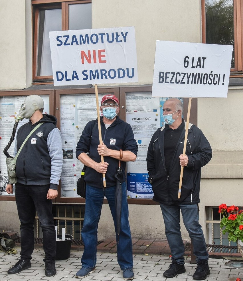 Szamotuły. "6 lat w smrodzie, zamiast w zgodzie". Mieszkańcy i mieszkanki protestowali przed urzędem