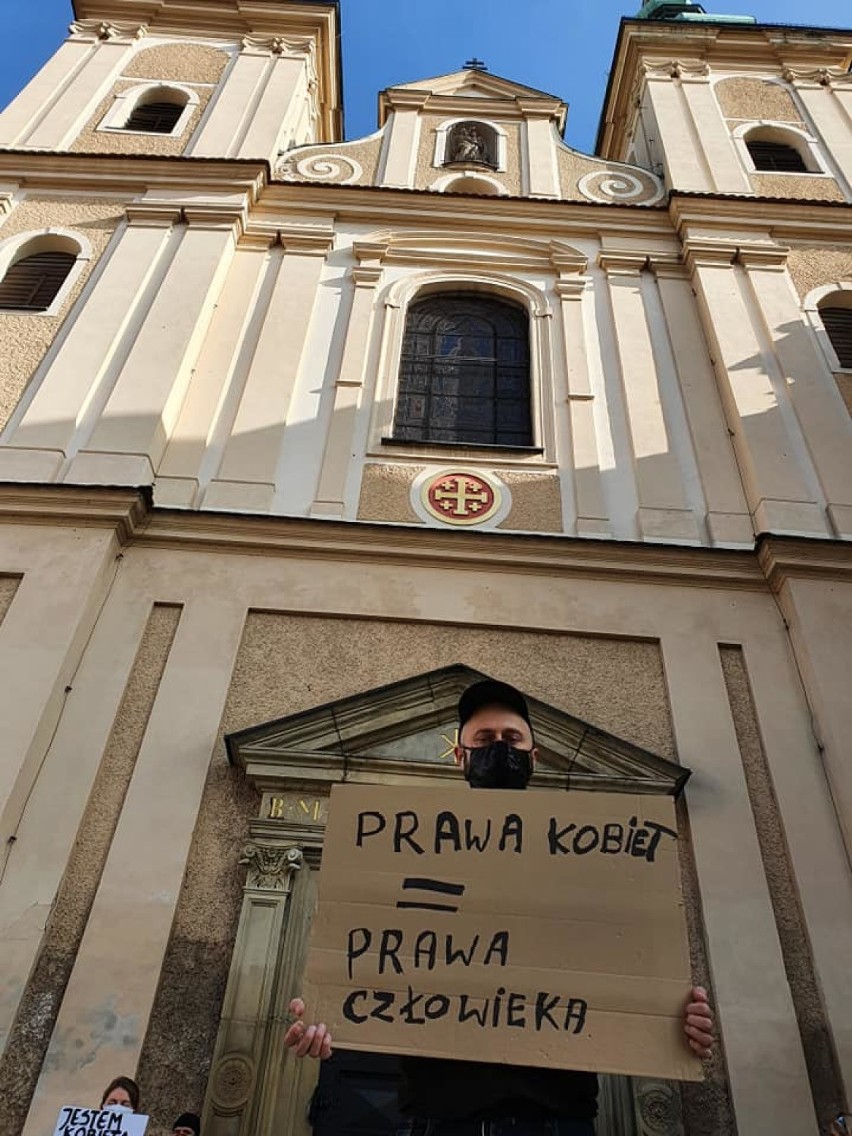 Protesty pod kościołami w Kłodzku i Dusznikach-Zdroju