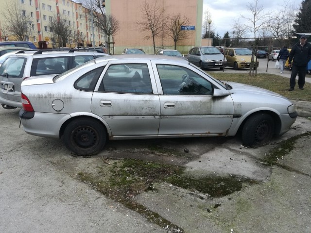 Sprawa dotyczy samochodu pozostawionego na parkingu na Osiedlu na Olimpie w Zielonej Górze. 

„Pojazd jest w złym stanie technicznym, jest zdewastowany, stoi w tym samym miejscu ponad dwa lata, nie posiada tablic rejestracyjnych, zajmuje miejsce parkingowe (postawiony został przypadkowo, stoi w poprzek, zajmując dwa miejsca parkingowe) i stanowi potencjalne zagrożenie dla przechodniów” – napisał w mailu do naszej redakcji Czytelnik, mieszkaniec Osiedla na Olimpie w Zielonej Górze i przysłał zdjęcia dokumentujące stan pojazdu.

„Prosiliśmy o interwencję straż miejską - mając na względzie artykuł 50a ustawy Prawo o ruchu drogowym - jednak otrzymaliśmy odpowiedź odmowną. Straż miejska odpowiedziała, iż działa tylko na terenach miejskich, strefach zamieszkania oraz strefach ruchu. Stwierdzono również, iż obowiązek usunięcia tego pojazdu spoczywa na administracji osiedla, która jak dotąd pozostaje bezczynna. Wynika z tego, że jest to niczyj obowiązek, a parking ma służyć jako wysypisko niepotrzebnych przedmiotów - czytamy w mailu Czytelnika.