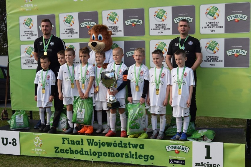 Zwycięski zespół z kategorii U8 Futbol Factory w Przecławia