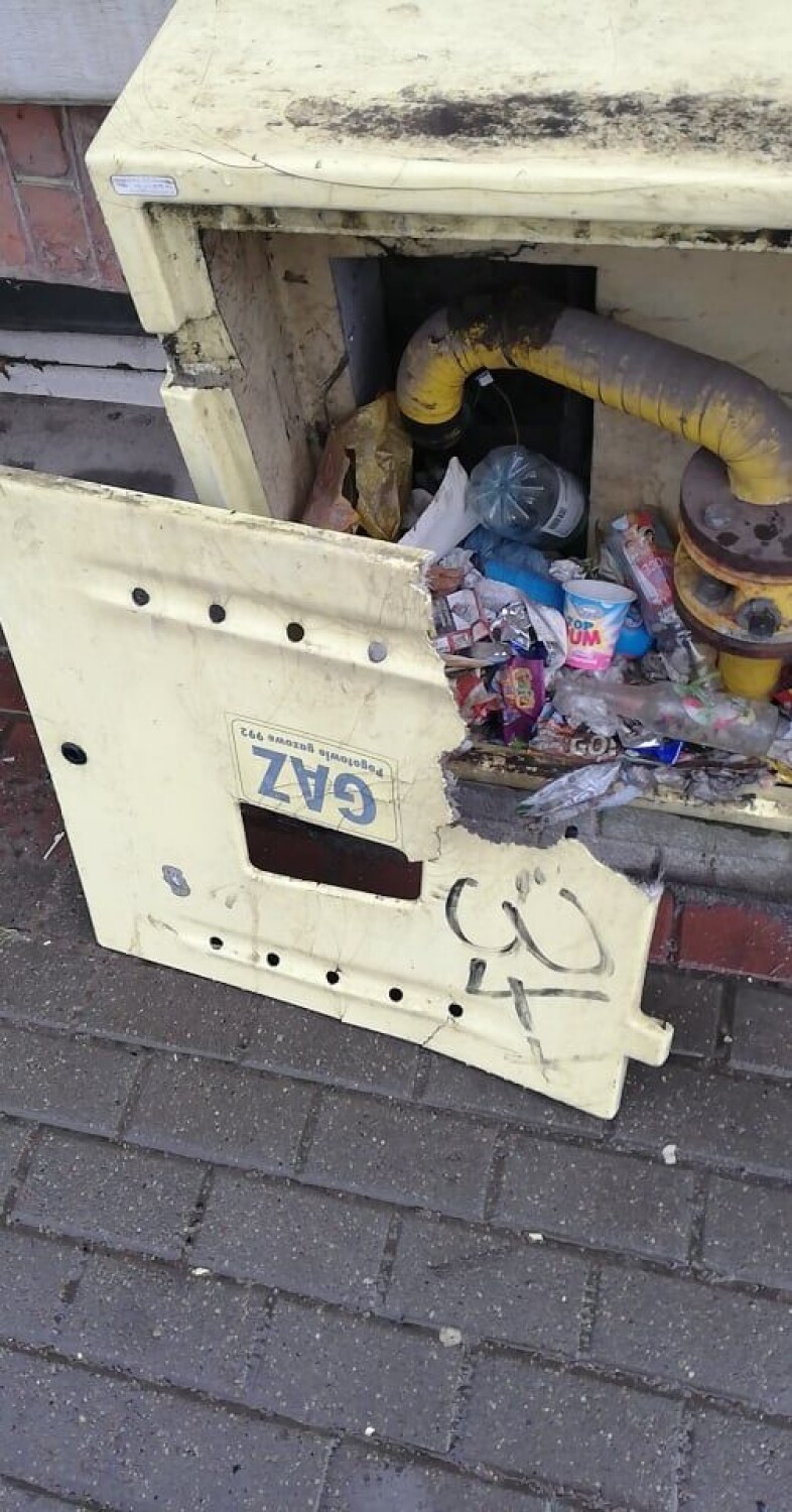 Uszkodzona skrzynka z instalacją gazową w centrum Szczecinka [zdjęcia]