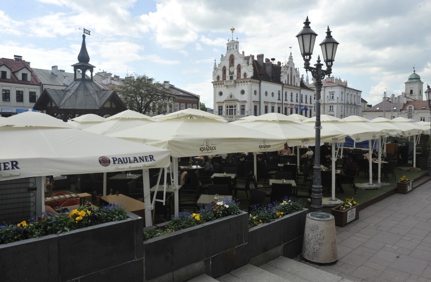 Na płycie Rynku w Rzeszowie będą w tym roku 33 ogródki...