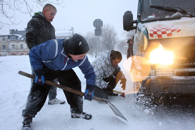 Śnieżyca w Piotrkowie, korki i śnieg po kolana. Tak wyglądał Piotrków równo 10 lat temu -  29 listopada 2010